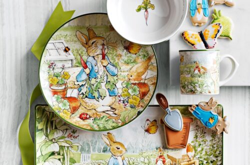 decoração de Páscoa clássica com louças decoradas com coelho